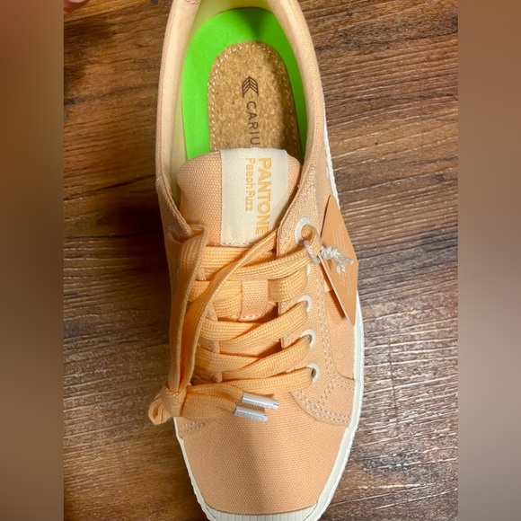 8.5 Cariuma OCA Low Pantone Canvas Contrast Thread Sneaker Peach Fuzz W8.5 M7 🔖 - Picture 2 of 9